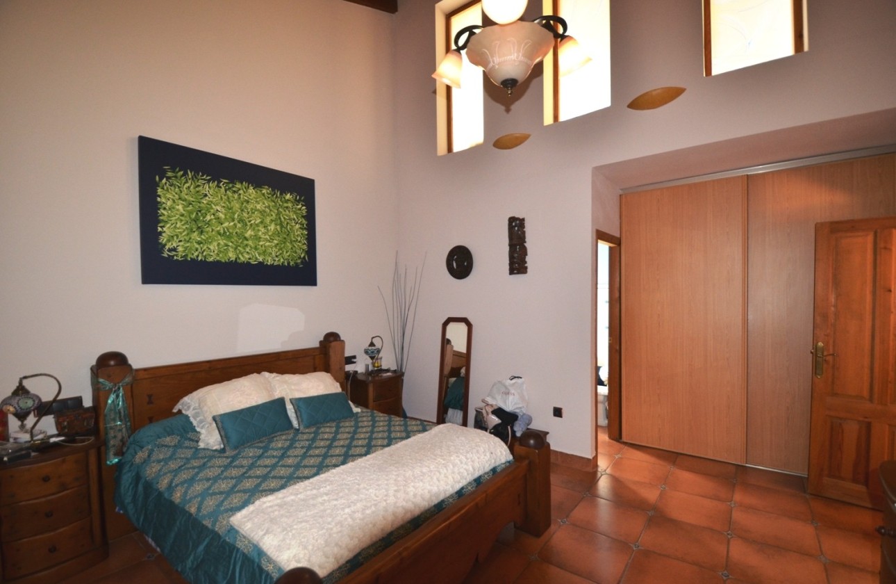 Herverkoop - Finca - Bolulla