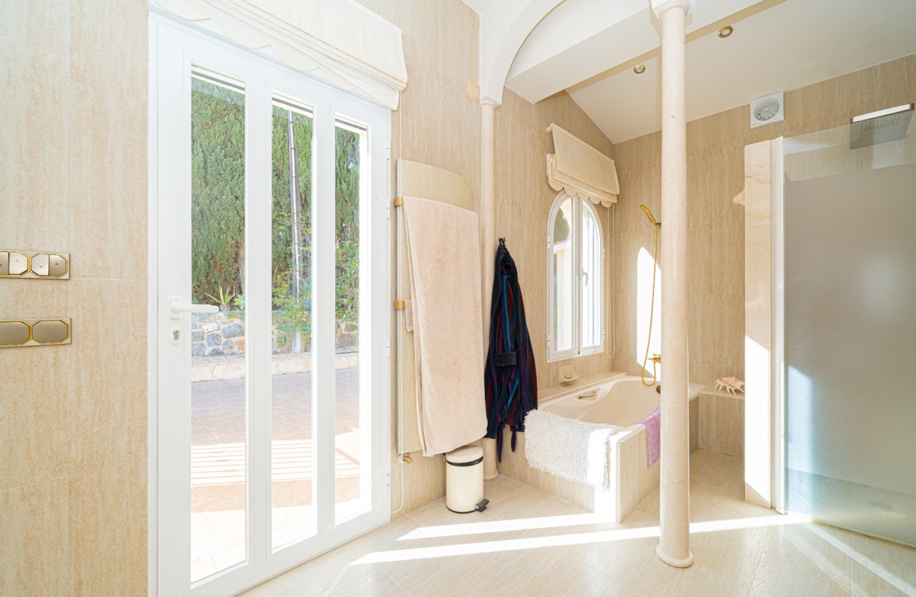 Resale - Villa - Altea