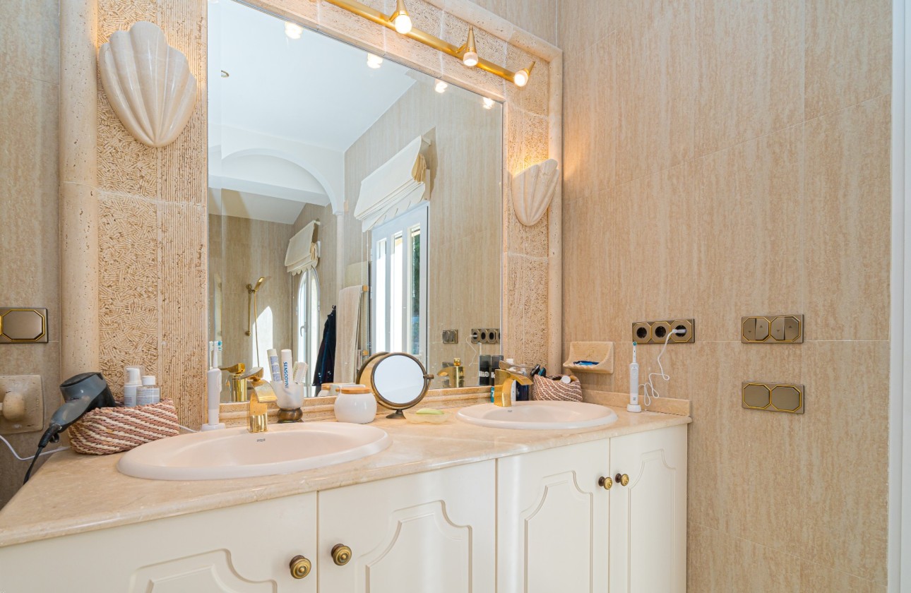 Resale - Villa - Altea