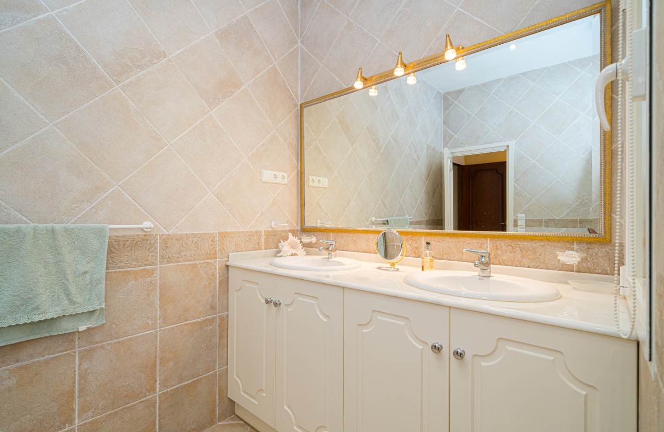 Resale - Villa - Altea