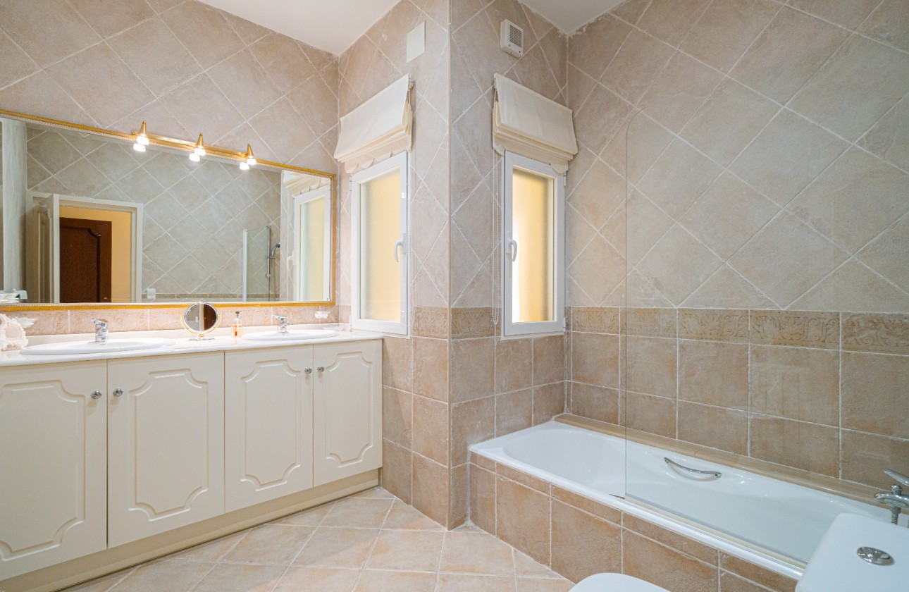 Resale - Villa - Altea