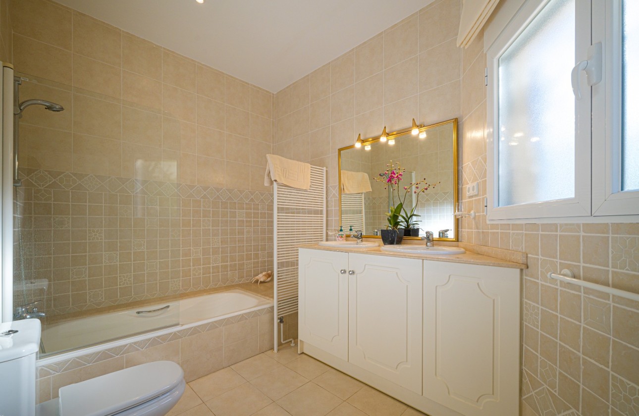 Resale - Villa - Altea