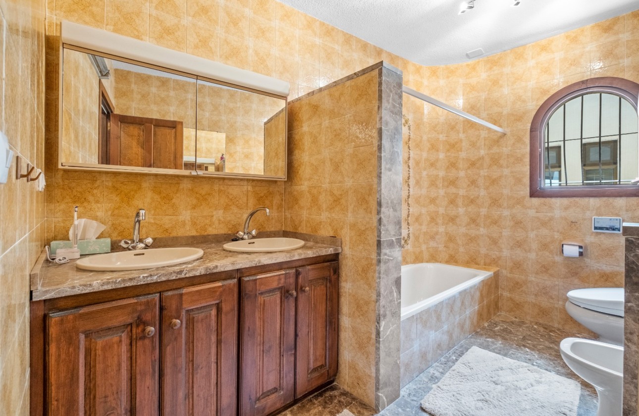 Resale - Villa - Altea