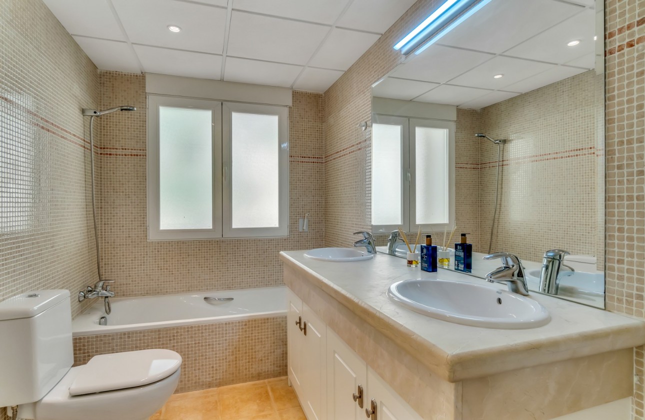 Resale - Villa - Altea