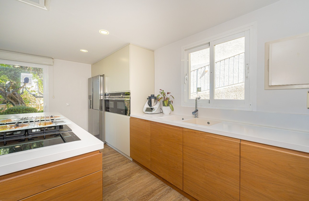 Resale - Villa - Altea