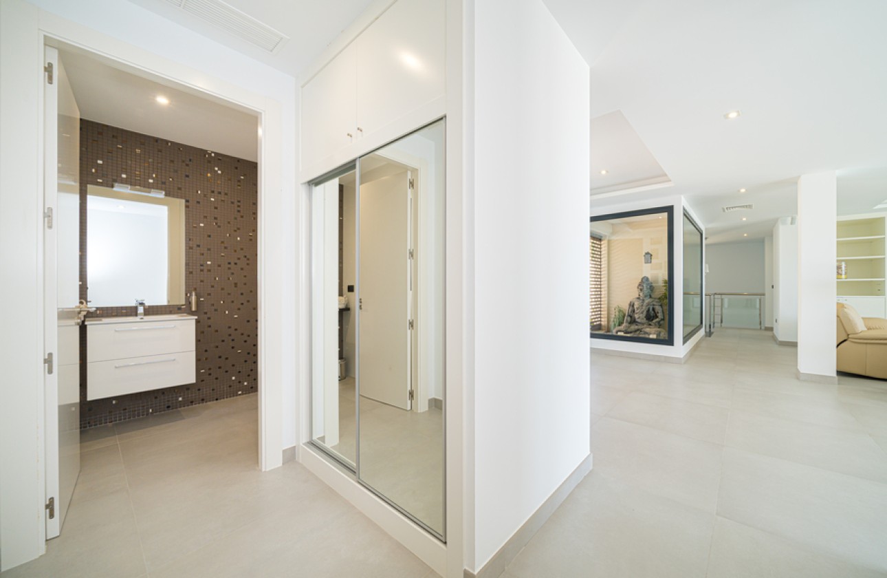 Resale - Villa - Altea