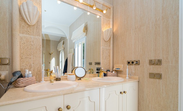 Resale - Villa - Altea