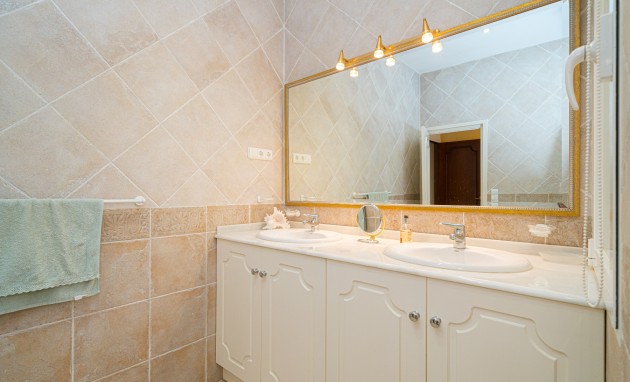 Resale - Villa - Altea