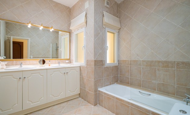 Resale - Villa - Altea