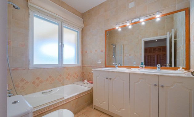 Resale - Villa - Altea