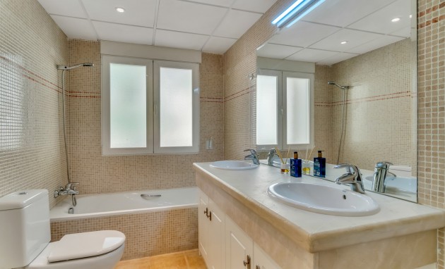 Resale - Villa - Altea