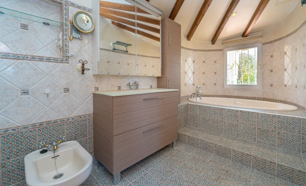 Resale - Villa - Altea