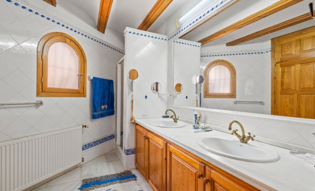 Resale - Villa - Altea