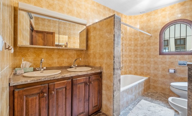 Resale - Villa - Altea