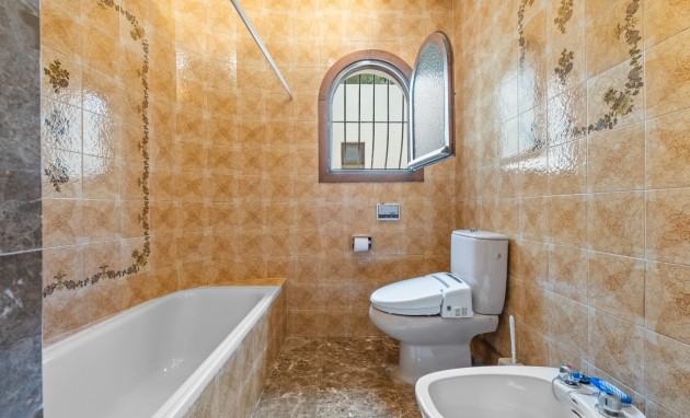 Resale - Villa - Altea